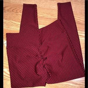 NWT Red and Black Scrunch Butt Leggings•Size XL